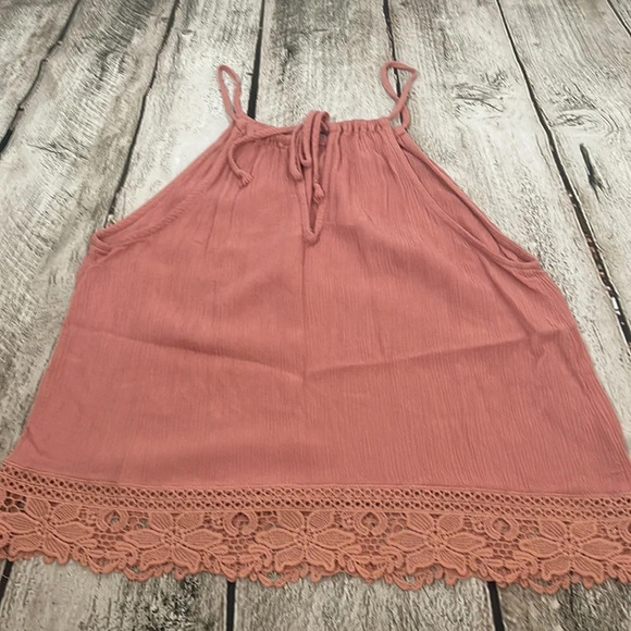Women’s lightweight lace bottom blush crop top - Picture 2 of 2